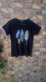 تیشرت مشکی با طرح پر